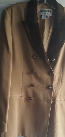 ---Donna Toran Vtg Tan 2pc suit - Picture 3 of 8